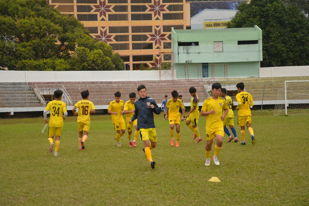 Các cầu thủ U19 Đắk Lắk tập luyện trên Sân vận động Buôn Ma Thuột.