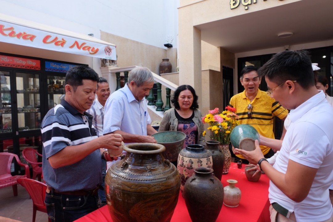 Chị Nguyễn Thị Vân (giữa) cùng bạn bè giao lưu,  chia sẻ kiến thức về các hiện vật quý.