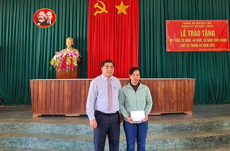 Bí thư Huyện ủy Lắk Võ Ngọc Tuyên trao tiền hỗ trợ tặng đảng viên H’Wứt Tơr. 