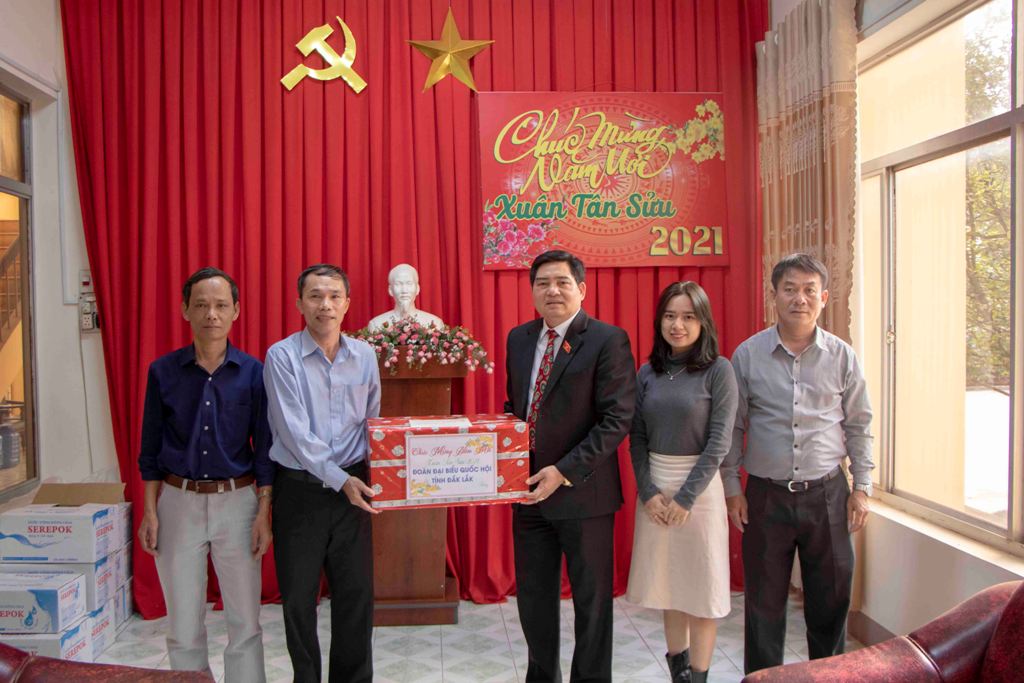 Đoàn Đại biểu Quốc hội tỉnh chúc tết Báo Đắk Lắk