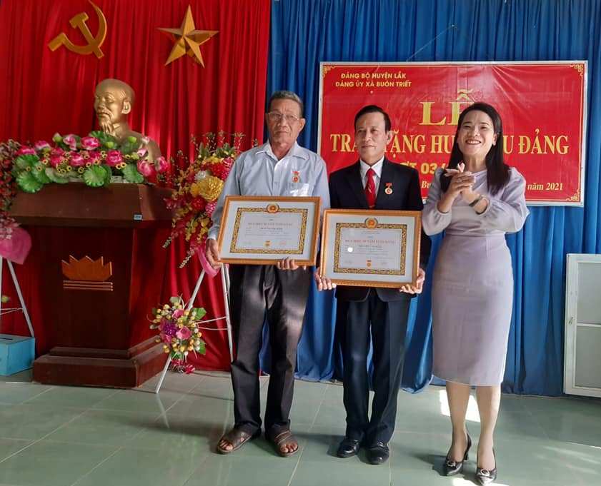 Đồng chí Đào Thị Thanh An, Phó Bí thư Thường trực Huyện ủy Lắk trao Quyết định tặng Huy hiệu Đảng cho các đảng viên thuộc Đảng bộ xã Buôn Triết.