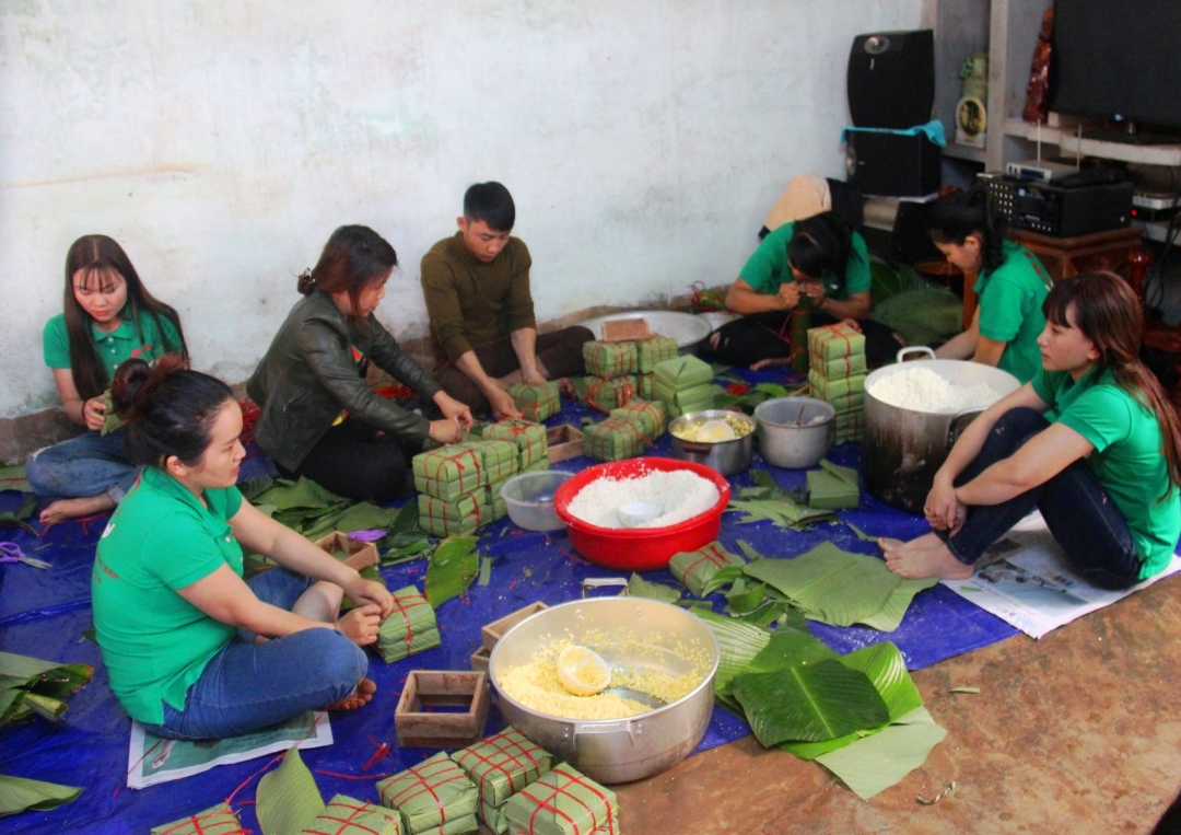 Được cùng nhau ngồi gói bánh chưng là niềm hạnh phúc của nhiều người  mỗi dịp Tết đến