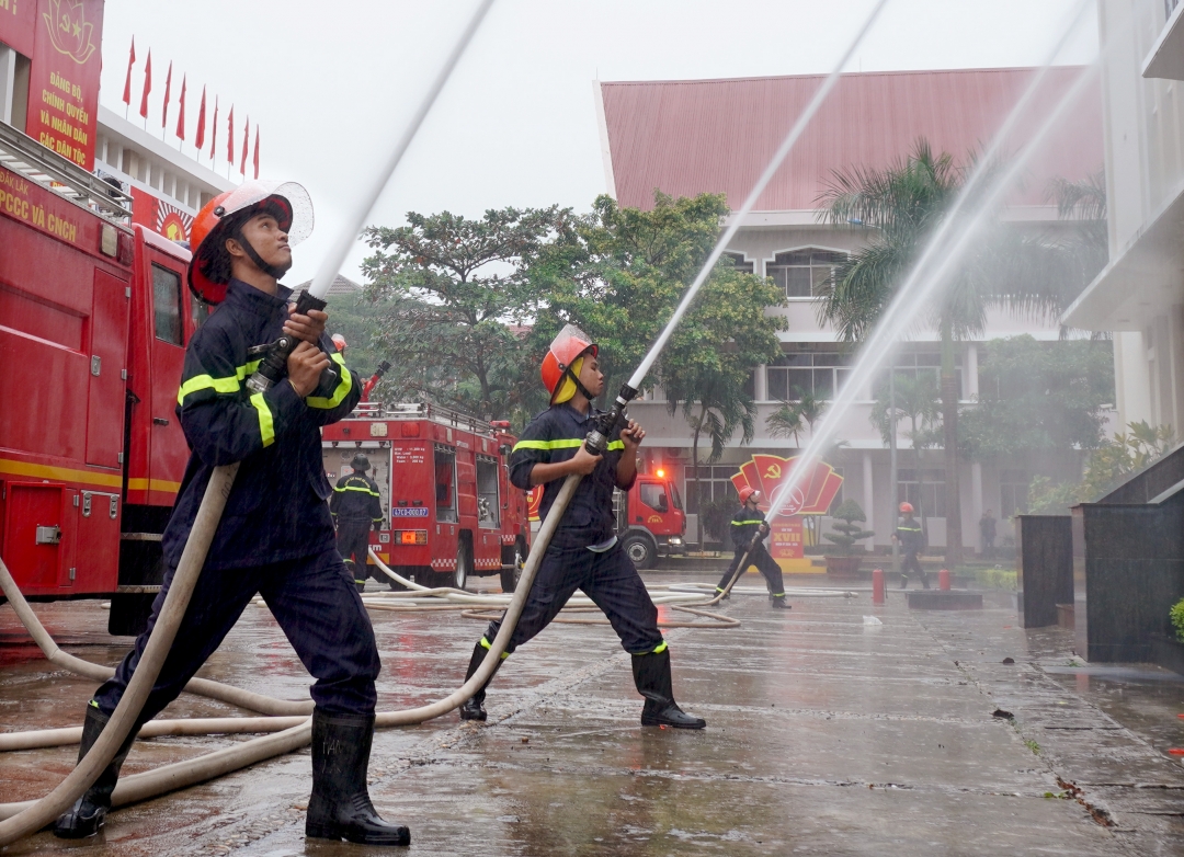 Những người lính cứu hỏa tích cực tập luyện để ứng phó  với mọi “trận chiến” .