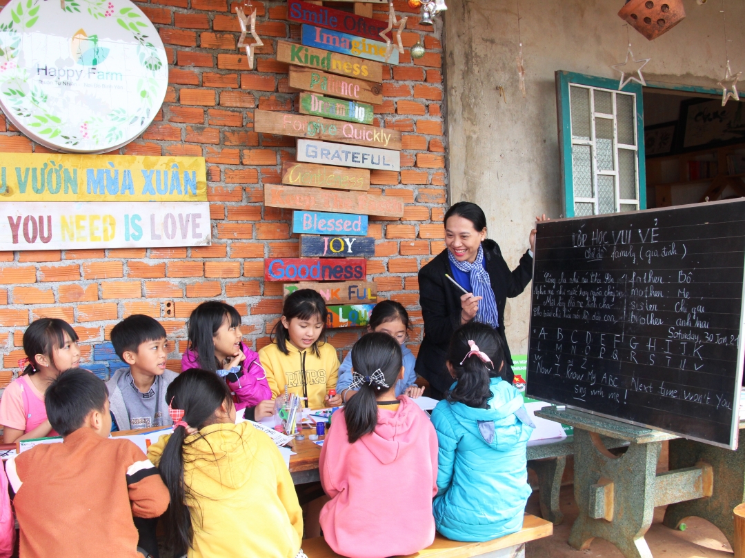 Đoàn viên thanh niên dạy tiếng Anh cho thiếu nhi tại Lớp học vui vẻ.  