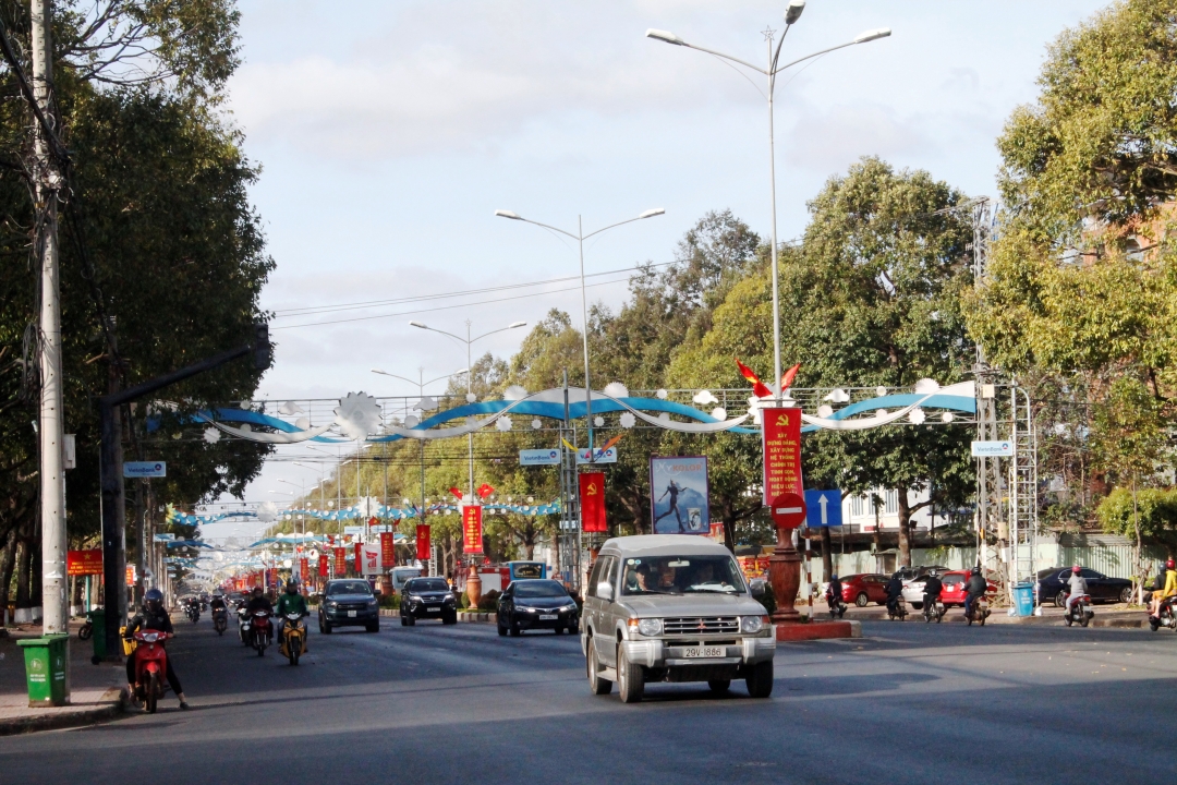 Tuyến đường Nguyễn Tất Thành được trang trí rực rỡ đón Tết Nguyên đán Tân Sửu 2021.