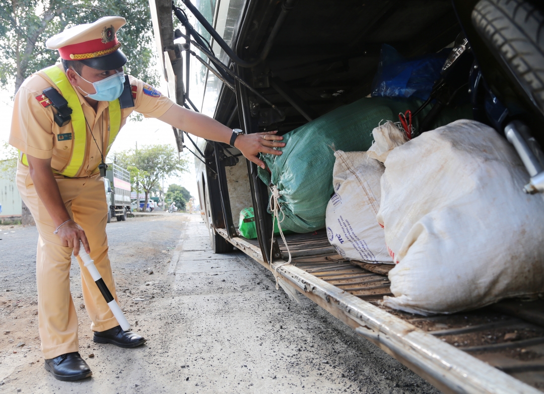 Lực lượng CSGT, Công an tỉnh kiểm tra hàng hóa trên phương tiện tham gia giao thông trên đường Hồ Chí Minh (đoạn qua địa bàn xã Hòa Phú, TP. Buôn Ma Thuột).