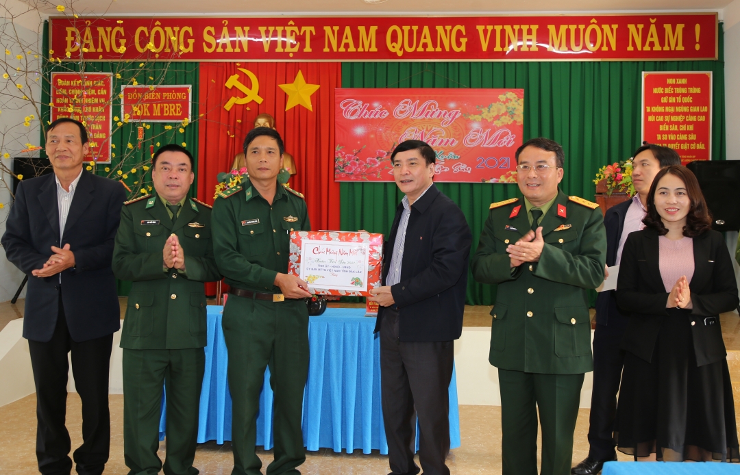 Ủy viên Trung ương Đảng, Bí thư Tỉnh ủy Bùi Văn Cường cùng đoàn công tác đến thăm, tặng quà Tết động viên cán bộ, chiến sĩ Đồn Biên phòng Yók M'Bre. 