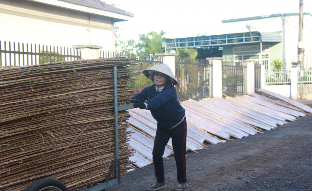 Nghề làm bánh tạo việc làm cho nhiều lao động tại địa phương