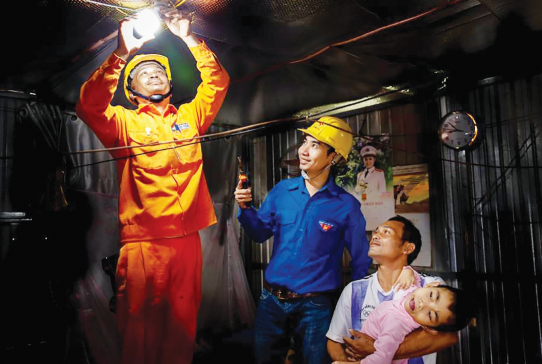 Công nhân PC Đắk Lắk sửa chữa điện  miễn phí cho khách hàng có hoàn cảnh  khó khăn -