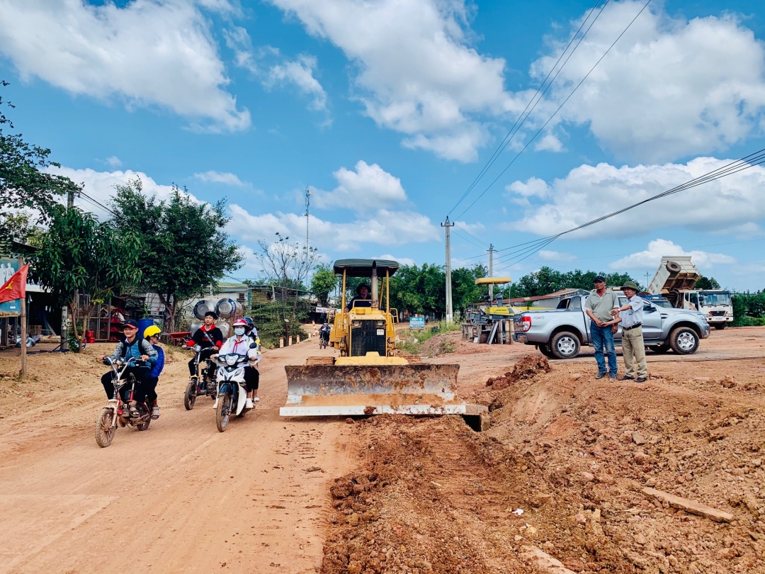 Đoạn đường ở trung tâm xã Ea Rốk đang được thi công