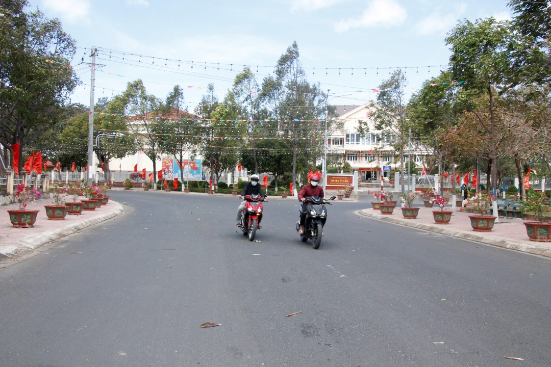 Trung tâm huyện Lắk rợp đèn, hoa do cán bộ, công nhân viên  và người dân trên địa bàn trồng và trang trí 