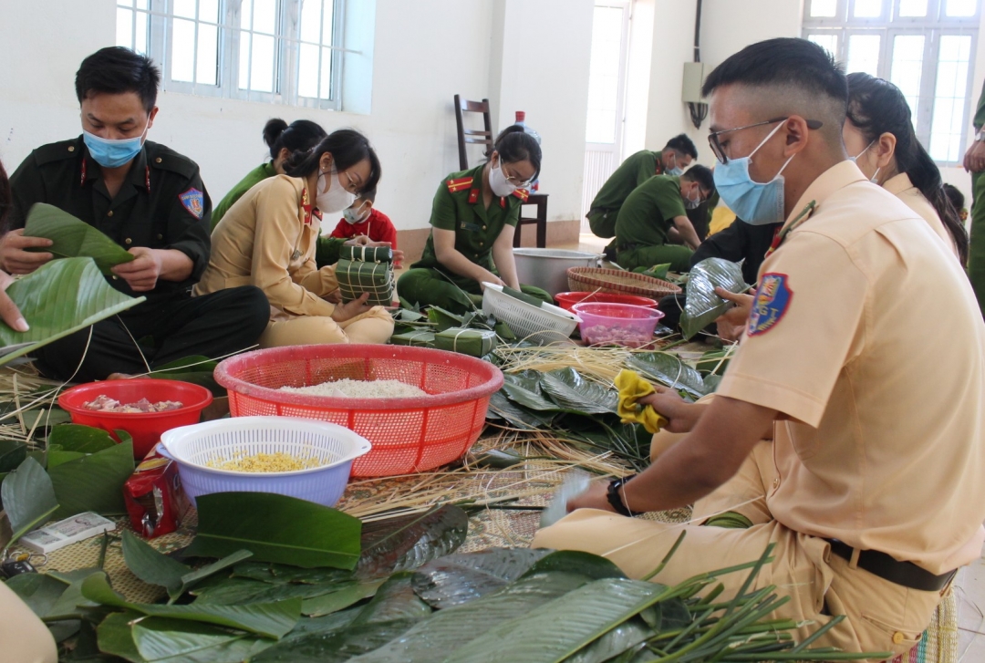 Đoàn viên, thanh niên Công an tỉnh gói bánh chưng.