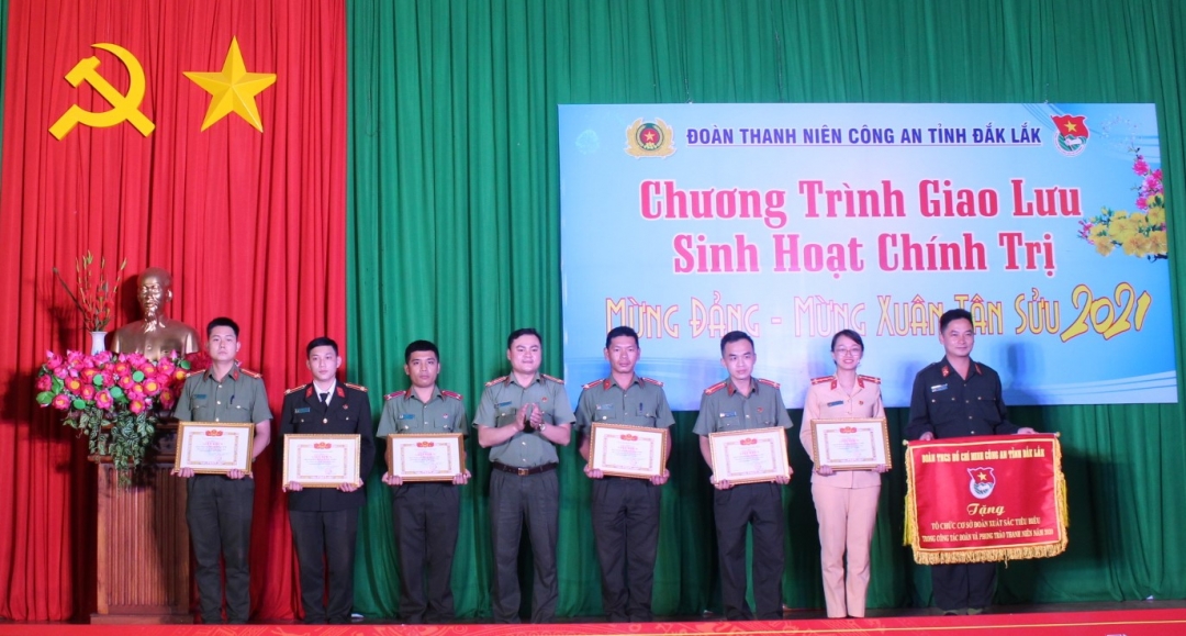 Đại diện Ban Chấp hành Đoàn Thanh niên Công an tỉnh tặng Cờ thi đua và Giấy khen cho các tập thể có thành tích xuất sắc trong năm 2020.