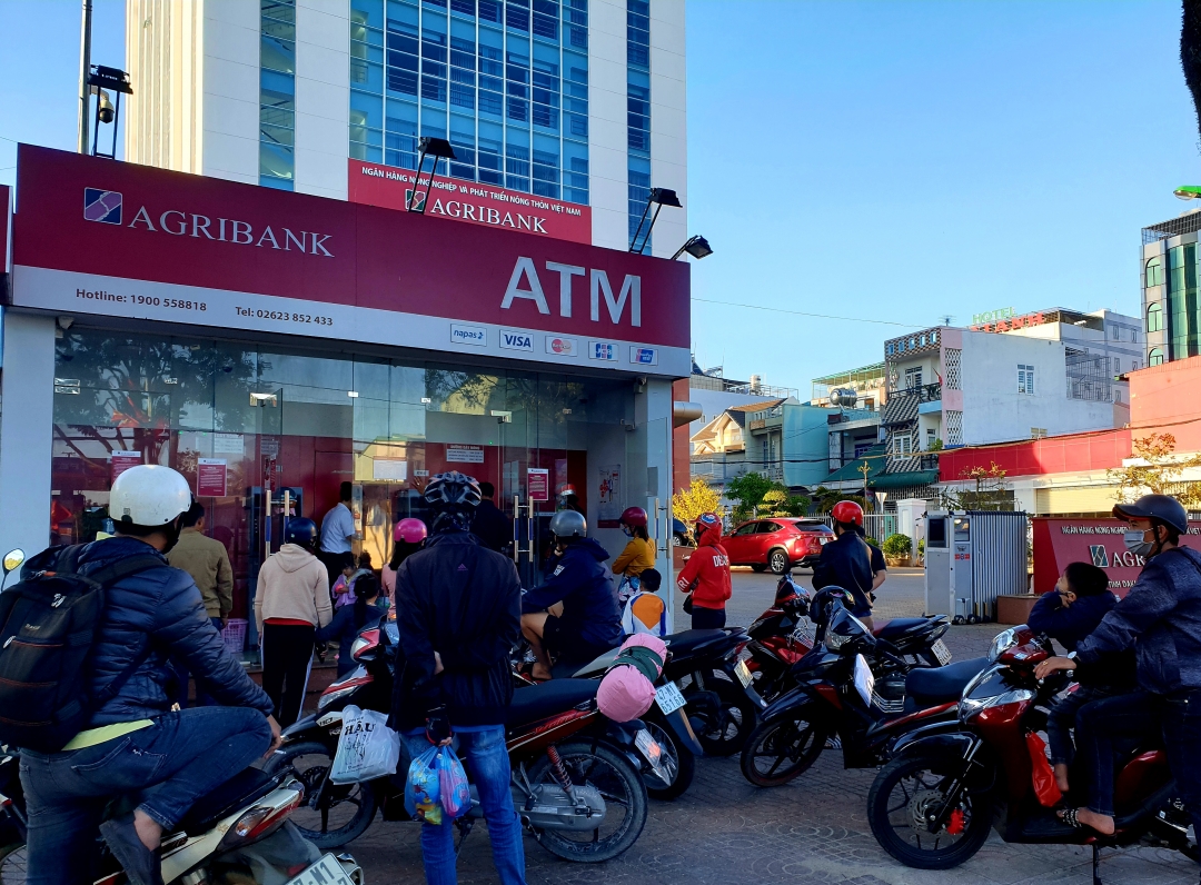 Khách hàng giao dịch tại một máy ATM 