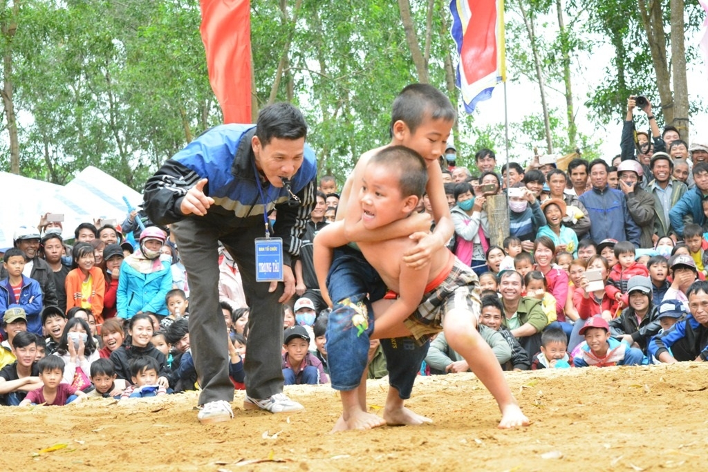 Các đô vật nhí tranh tài tại Hội vật năm 2019.