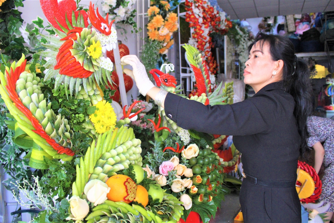 Chị Võ Thị Liên tạo hình mâm quả.