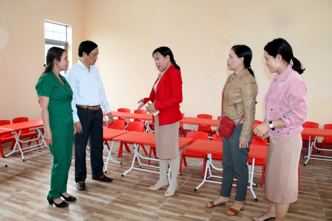 Lãnh đạo Ủy ban MTTQVN huyện và Phòng Giáo dục - Đào tạo huyện Ea Kar kiểm tra phòng học được hỗ trợ xây dựng tại Trường Mầm non Thanh Bình (xã Ea Sar).