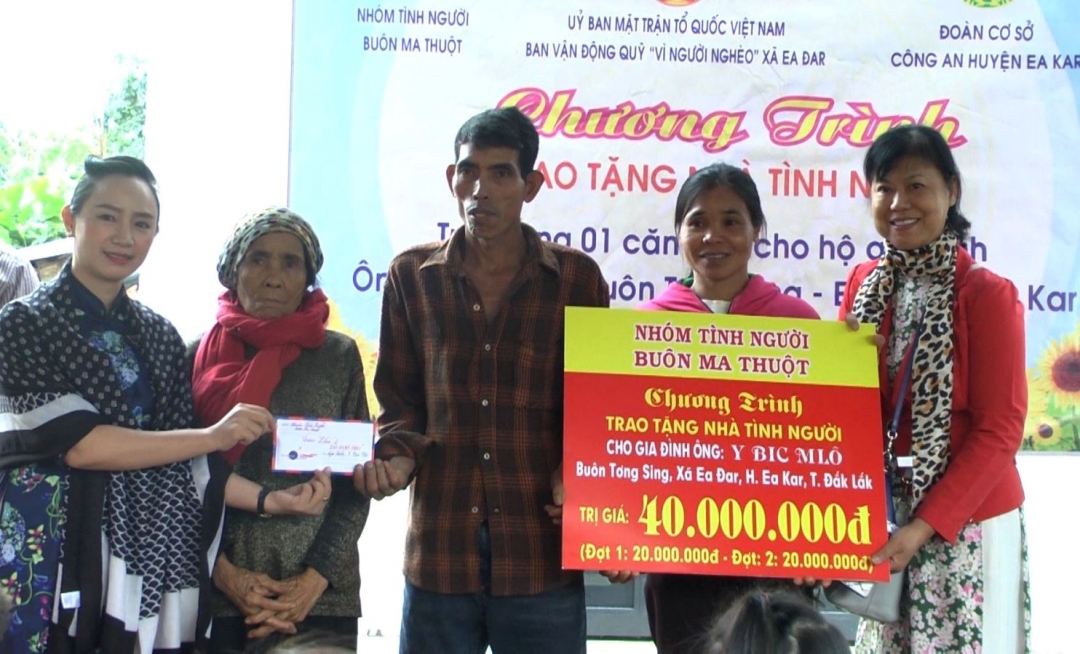 Đại diện nhà tài trợ bàn giao nhà Tình người cho gia đình ông Y Bic Mlô (buôn Tơng Sinh, xã Ea Đar). 