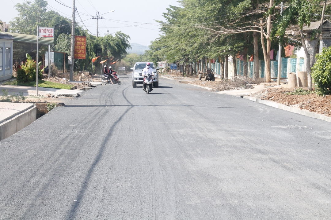 Trục đường chính vào xã Dray Sáp được thảm nhựa khang trang 