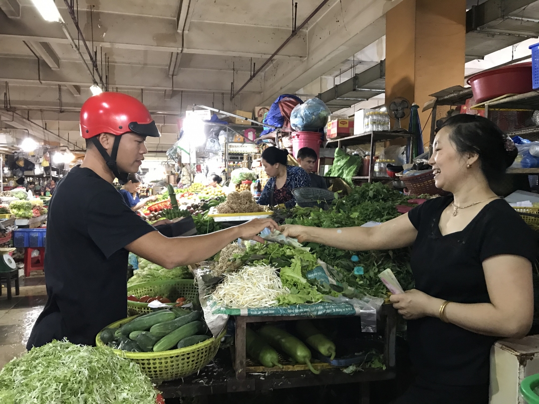 Người tiêu dùng mua rau xanh tại chợ Trung tâm Buôn Ma Thuột.  