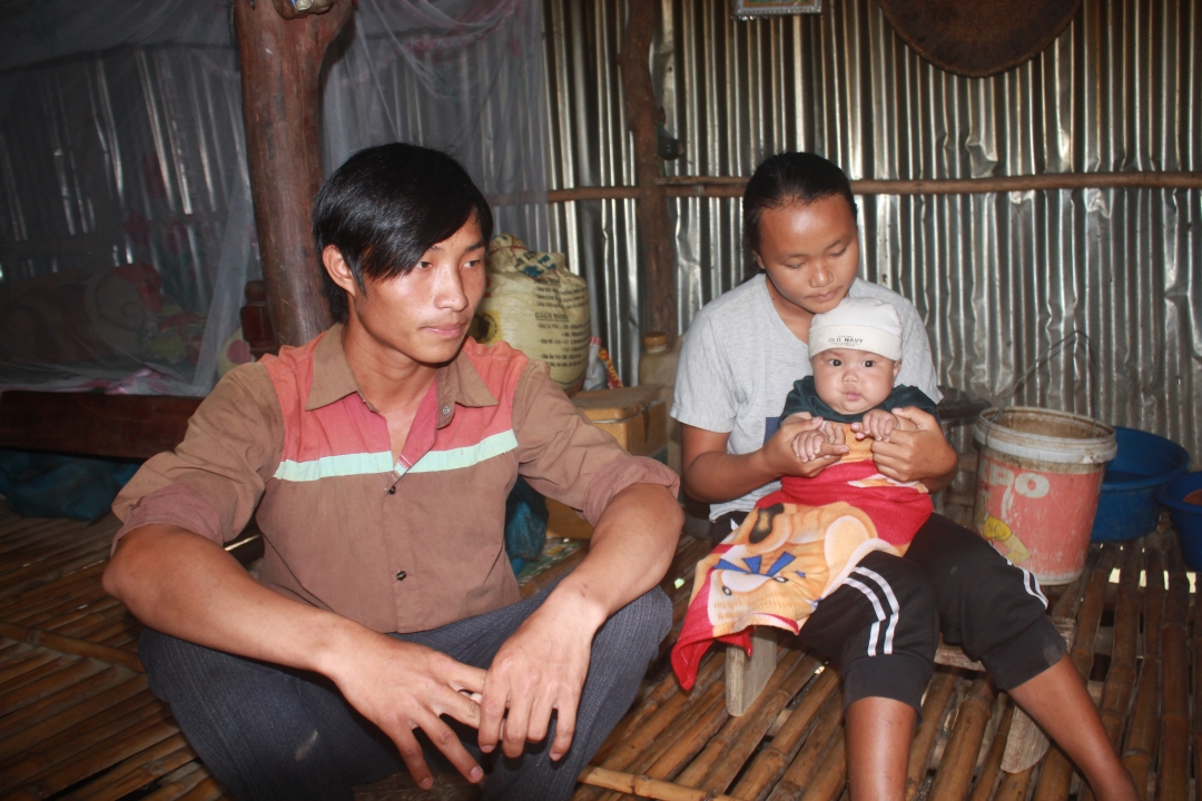 Em Thào Thị Vừ (14 tuổi, ở buôn Plao Siêng, xã Ea Rbin, huyện Lắk) bên chồng con. 
