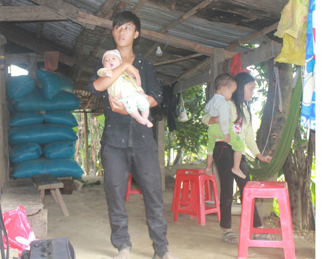 Em Sùng Văn Hồng ở buôn Plao Siêng (xã Ea Rbin, huyện Lắk) năm nay mới 17 tuổi nhưng đã có vợ con.