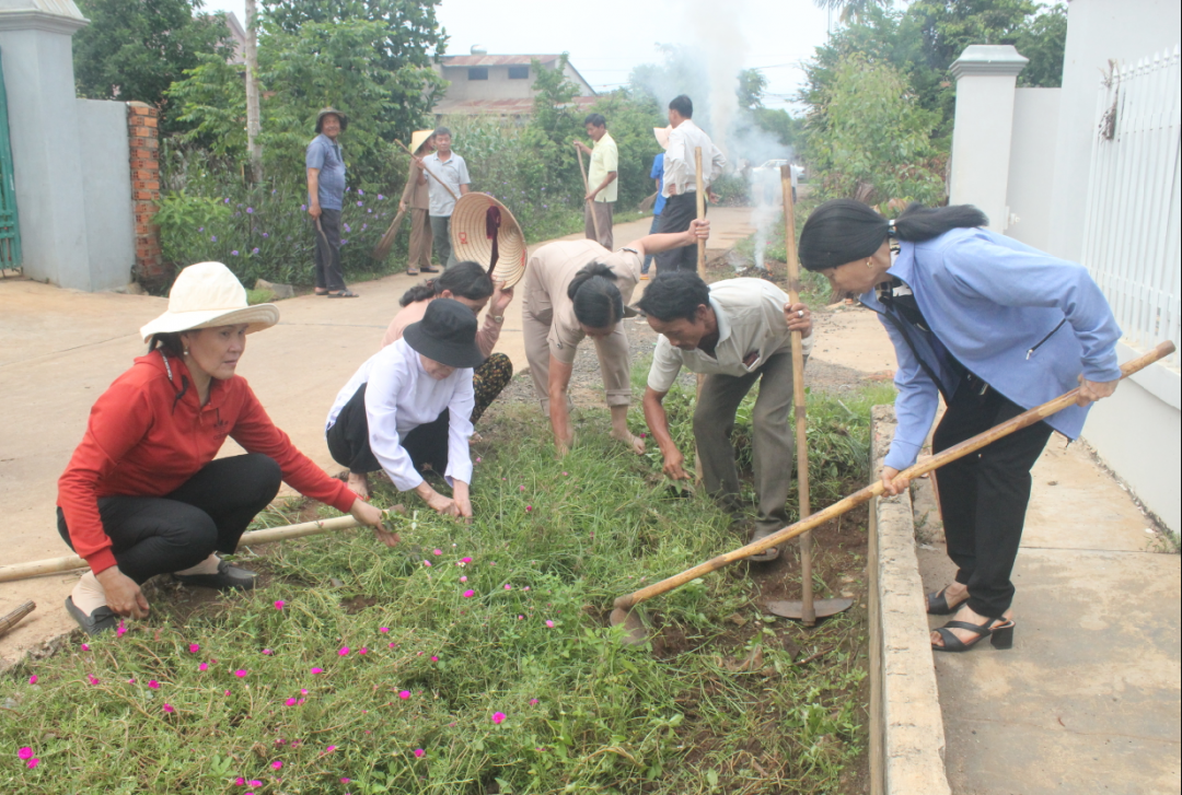 Người dân thôn 9 duy trì đều đặn việc ra quân dọn dẹp vệ sinh môi trường. Ả