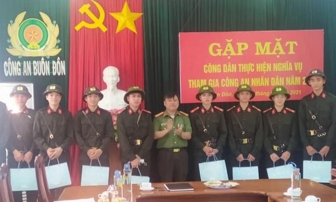 Đại diện Công an huyện Buôn Đôn tặng quà cho các chiến sĩ tân binh tham gia nghĩa vụ Công an nhân dân năm 2021.