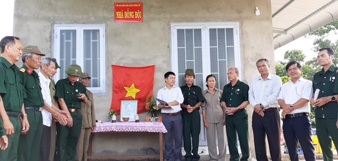 Hội CCB huyện Krông Pắc cùng chính quyền, đoàn thể địa phương bàn giao nhà Đồng đội tặng gia đình CCB Nguyễn Văn Môn ở thôn Phước Thọ 3, xã Ea Phê.