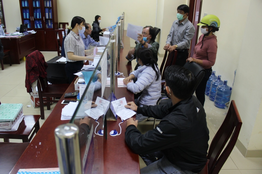 Hộ gia đình, cá nhân hoàn tất thủ tục trả nợ tiền sử dụng đất tại Chi Cục thuế TP. Buôn Ma Thuột sáng 25-2-2021. Ảnh: Cát Tiên