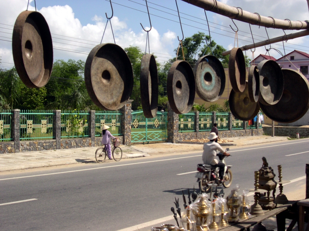 Chiêng được bày bán ở “phố chiêng Phước Kiều” dọc quốc lộ 1A. 