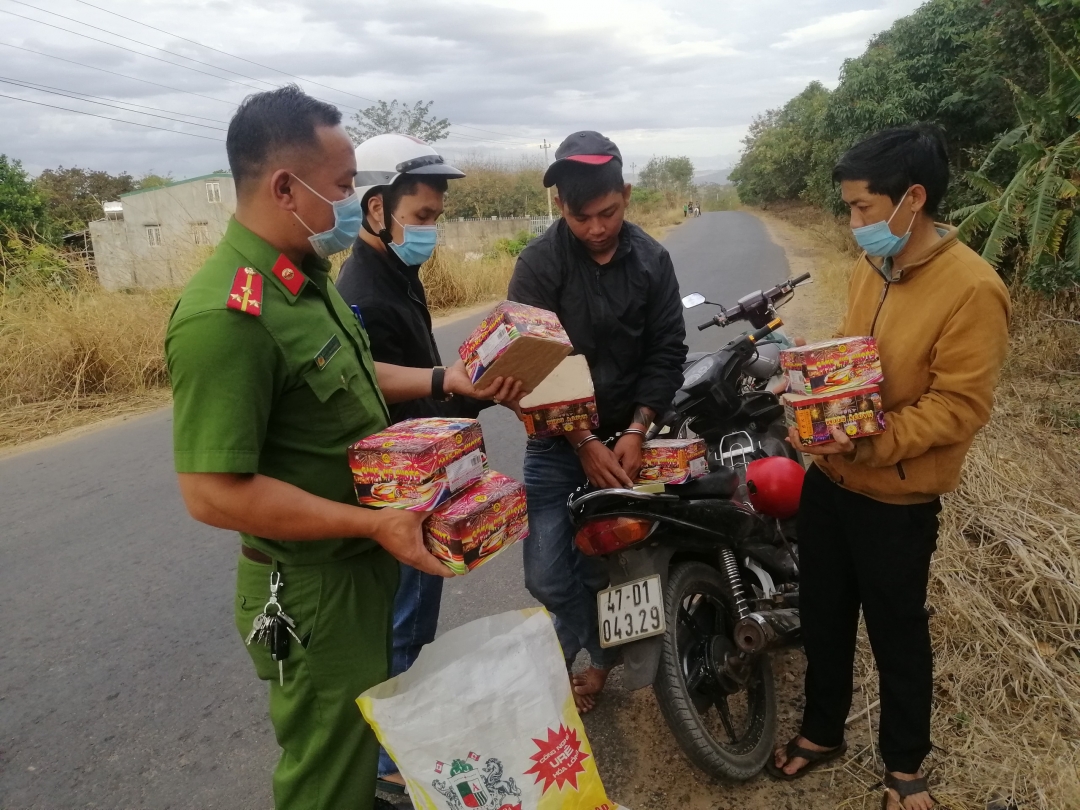 Lực lượng Công an huyện Ea H'leo bắt quả tang đối tượng Nguyễn Văn Hoàng vận chuyển pháo nổ.