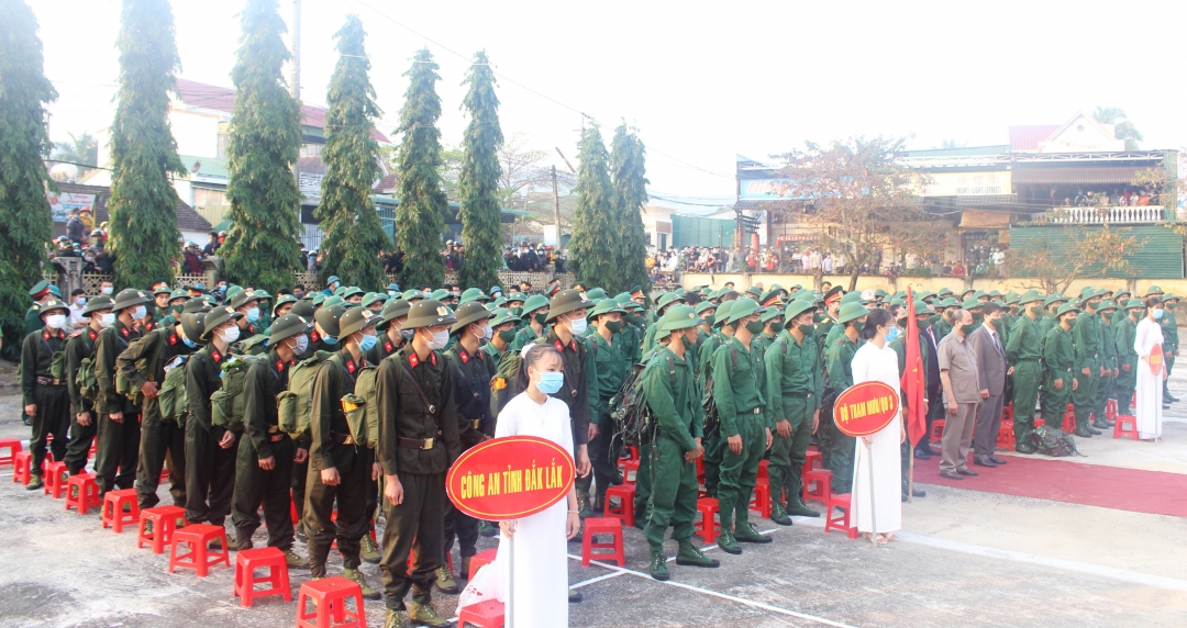 Các đại biểu và tân binh tham dự lễ giao nhận quân.