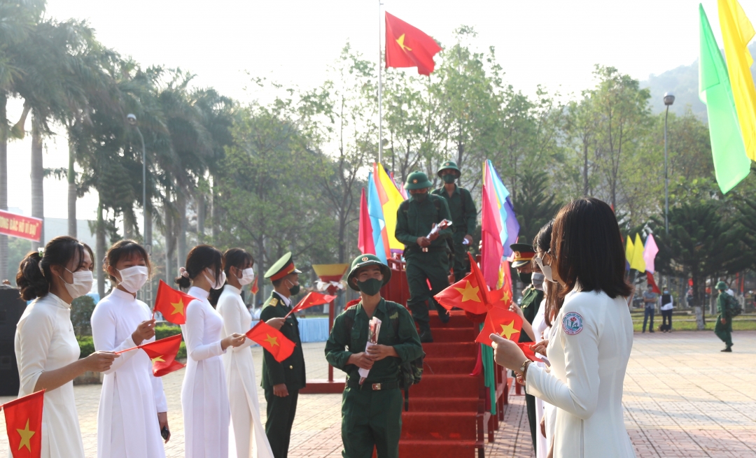 Các tân binh bước qua cầu vinh quang, hăng hái lên đường nhập ngũ. 