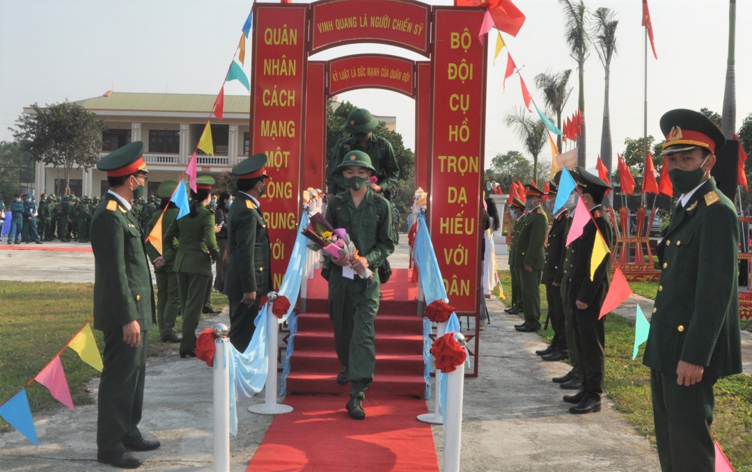 Các tân binh bước qua cầu vinh quang.