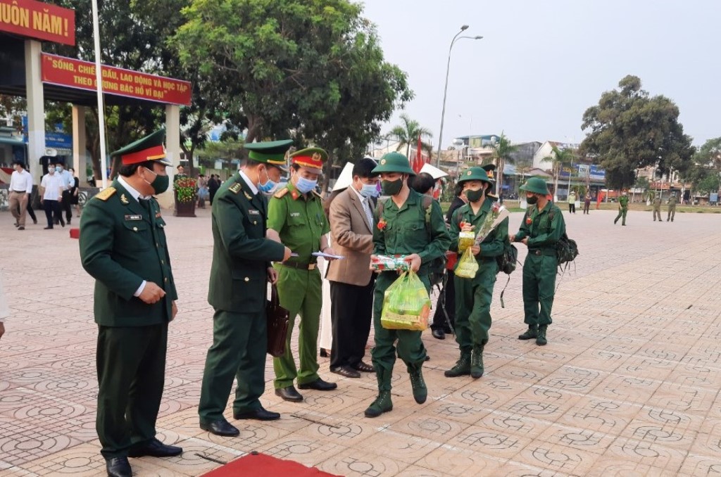 Các đại biểu tặng quà, động viên công dân lên đường thực hiện nghĩa vụ quân sự. Ảnh: X.Khu