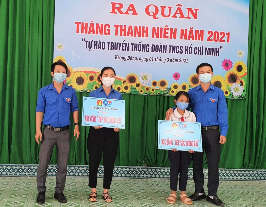 Đại diện Ban Thường vụ Huyện Đoàn Krông Bông trao trao 2 suất học bổng “Tiếp sức đường dài” cho 2 em thiếu nhi có hoàn cảnh đặc biệt khó khăn trên địa bàn huyện 