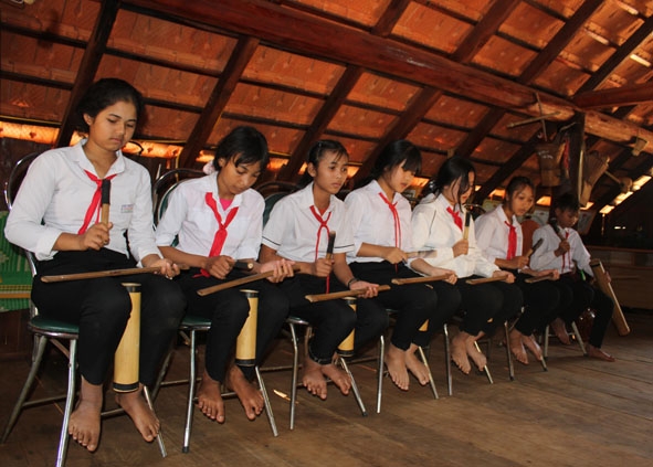 Đội chiêng Trường THCS Y Ngông Niê Kdăm đang tập luyện đánh chiêng tre.