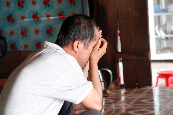 Ông Hoàng Văn Sơn (xã Ea Siên, thị xã Buôn Hồ) bật khóc khi nhắc đến người con trai bị mất do tai nạn giao thông.
