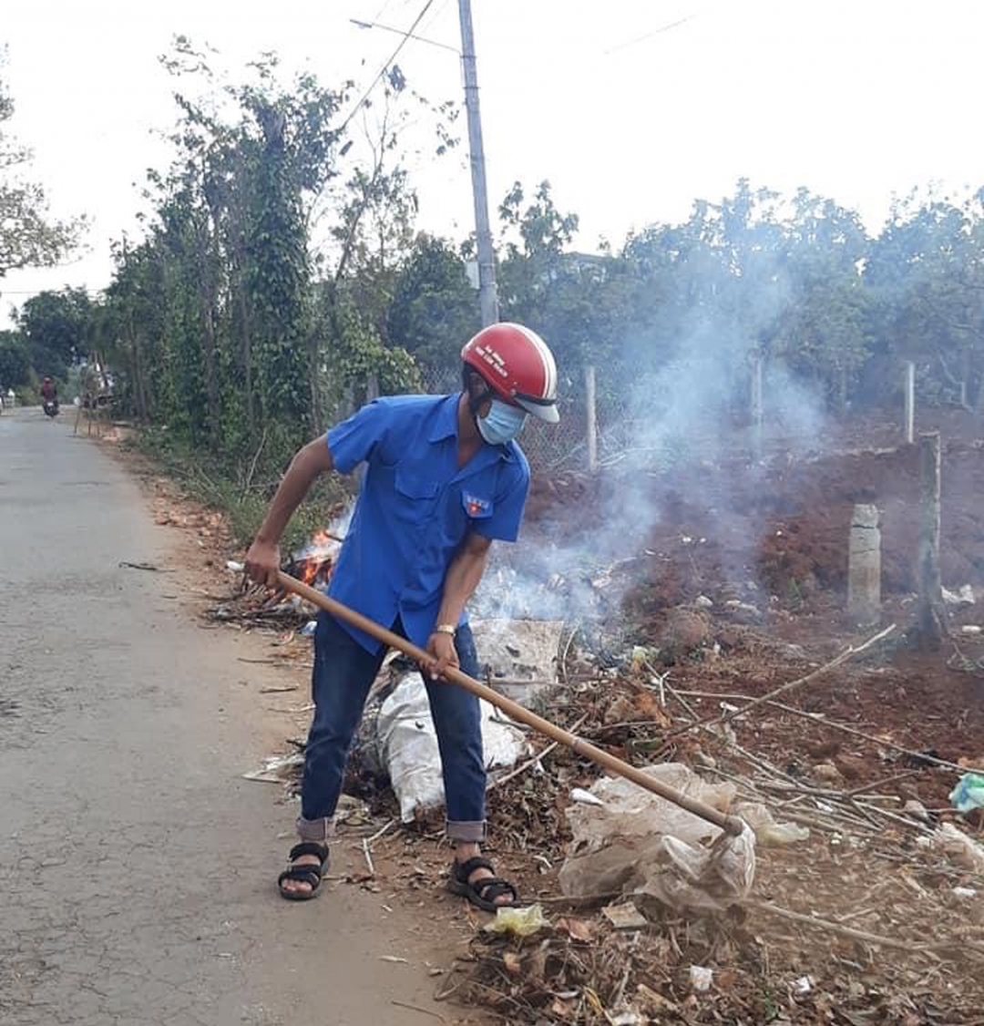 Đoàn viên thanh niên xã Hòa An vệ sinh đường làng ngõ xóm 