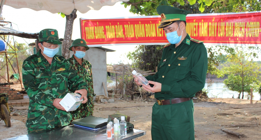 Đoàn công tác kiểm tra trang bị vât tư y tế tại chốt kiểm soát phòng, chống dịch Covid 19 đồn BP Ea Hleo.JPG