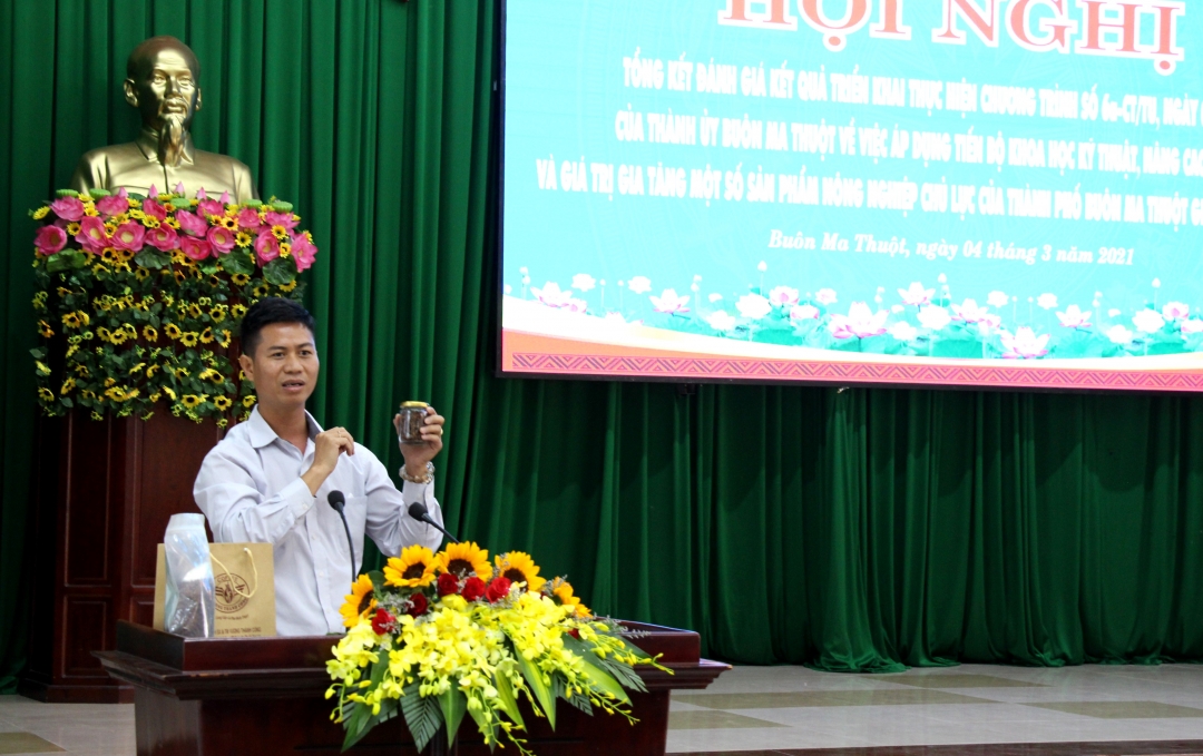 Đại diện Công ty TNHH Sản xuất và Thương mại Vương Thành Công trình bày kiến nghị về phát triển sản phẩm cà phê tại hội nghị