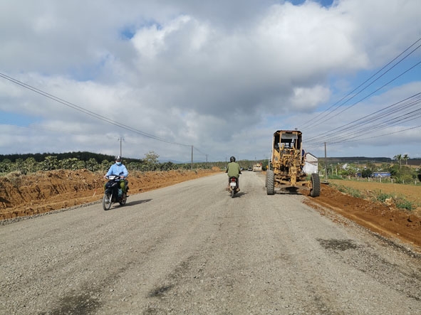 Các đơn vị thi công gấp rút hoàn thành tuyến Quốc lộ 19C ngay trước Tết Nguyên đán Tân Sửu. 