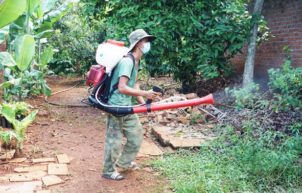 Không bảo đảm trang phục bảo hộ khi phun hóa chất diệt muỗi sẽ ảnh hưởng đến sức khỏe. Ảnh: Khả Lê