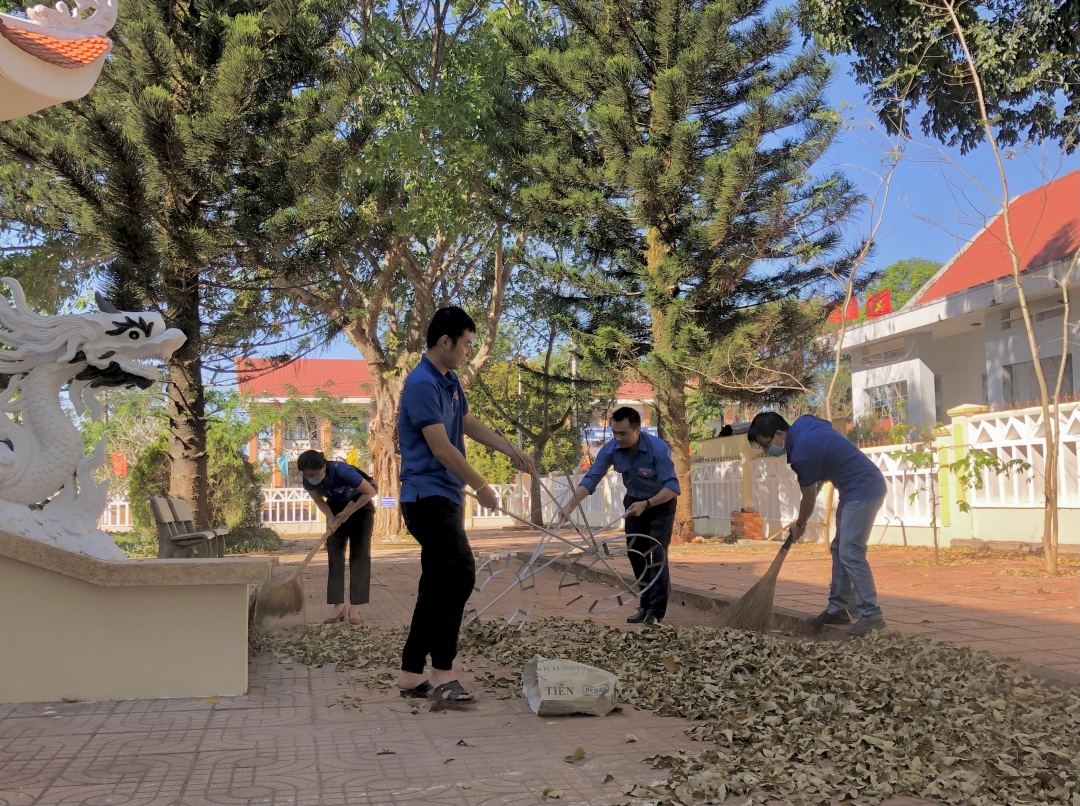 Đoàn viên thanh niên dọn vệ sinh khuôn viên Đài tưởng niệm