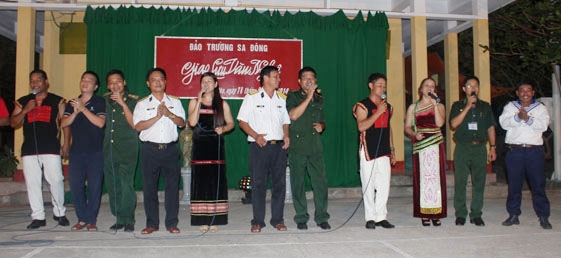 Các thành viên Đội Tuyên truyền văn hóa của Bộ đội Biên phòng tỉnh trong một chuyến biểu diễn tại đảo Trường Sa Đông.    Ảnh: Nhân vật cung cấp