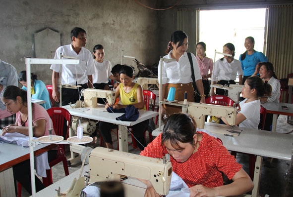Hội viên phụ nữ xã Dray Sáp (huyện Krông Ana) tham gia học may dân dụng. 