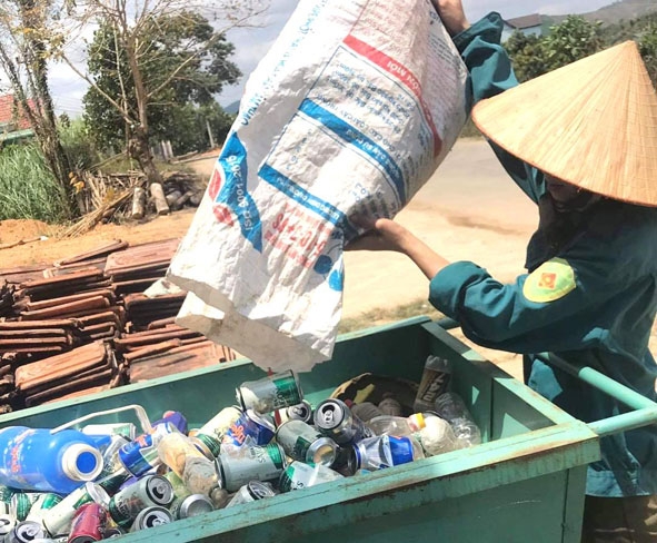 Mô hình thu gom rác thải của Chi hội phụ nữ thôn 14, xã Cư Yang (huyện Ea Kar).