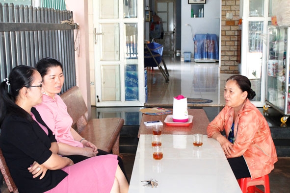 Chị Văn Thị Kim Oánh (thứ 2 từ trái sang) chia sẻ, động viên hội viên phát triển kinh tế.