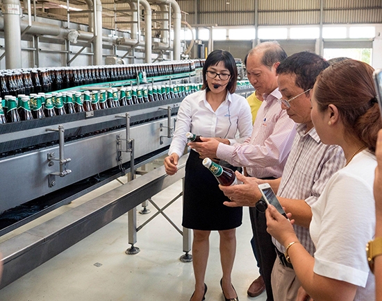 Khách tham quan dây chuyền sản xuất tại Nhà máy